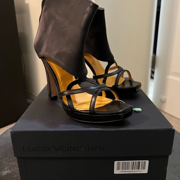 New in Box Luca Valentini black leather high heels, size 37 - Picture 2 of 4